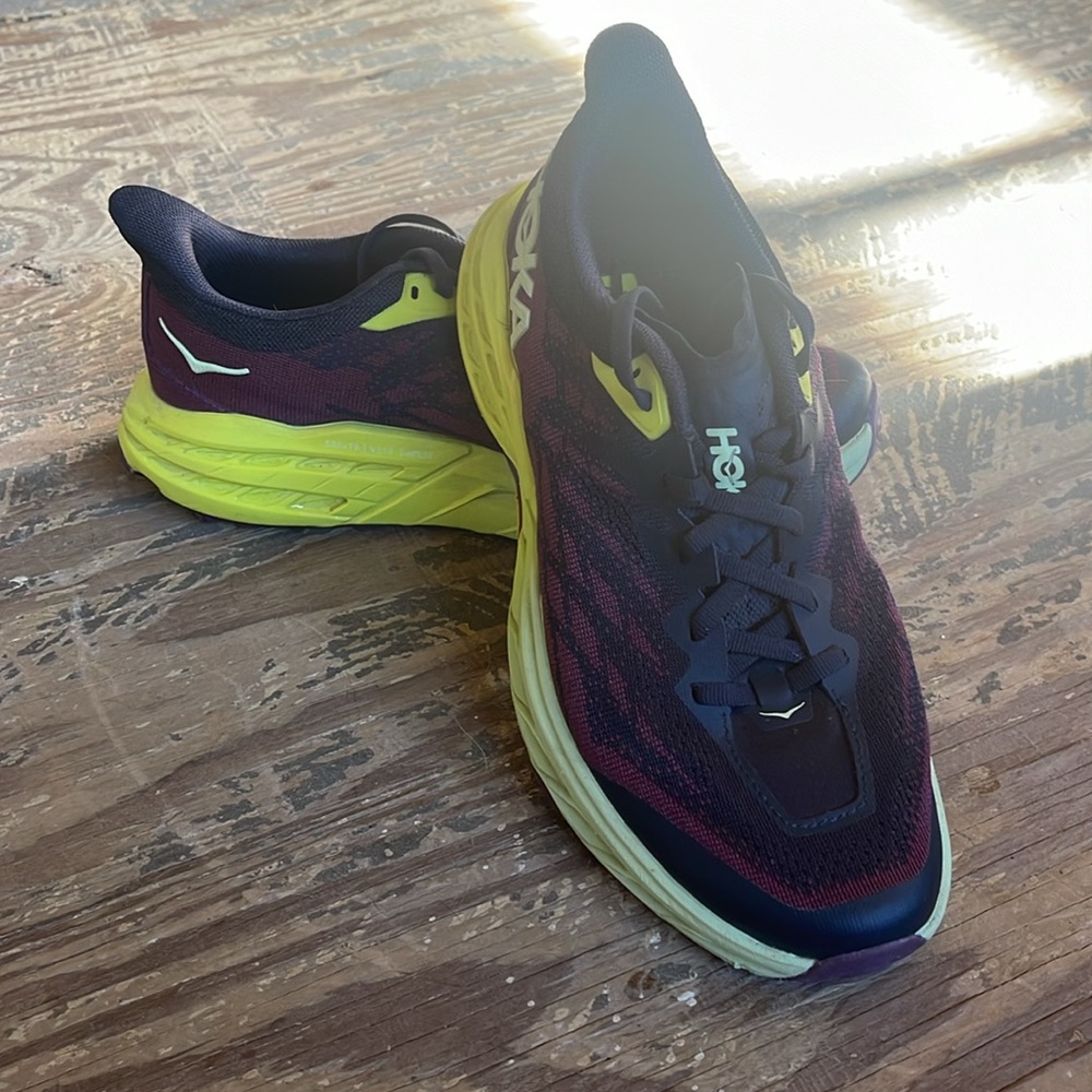 Women’s Hoka speedgoat 5 like new! Worn a few times.